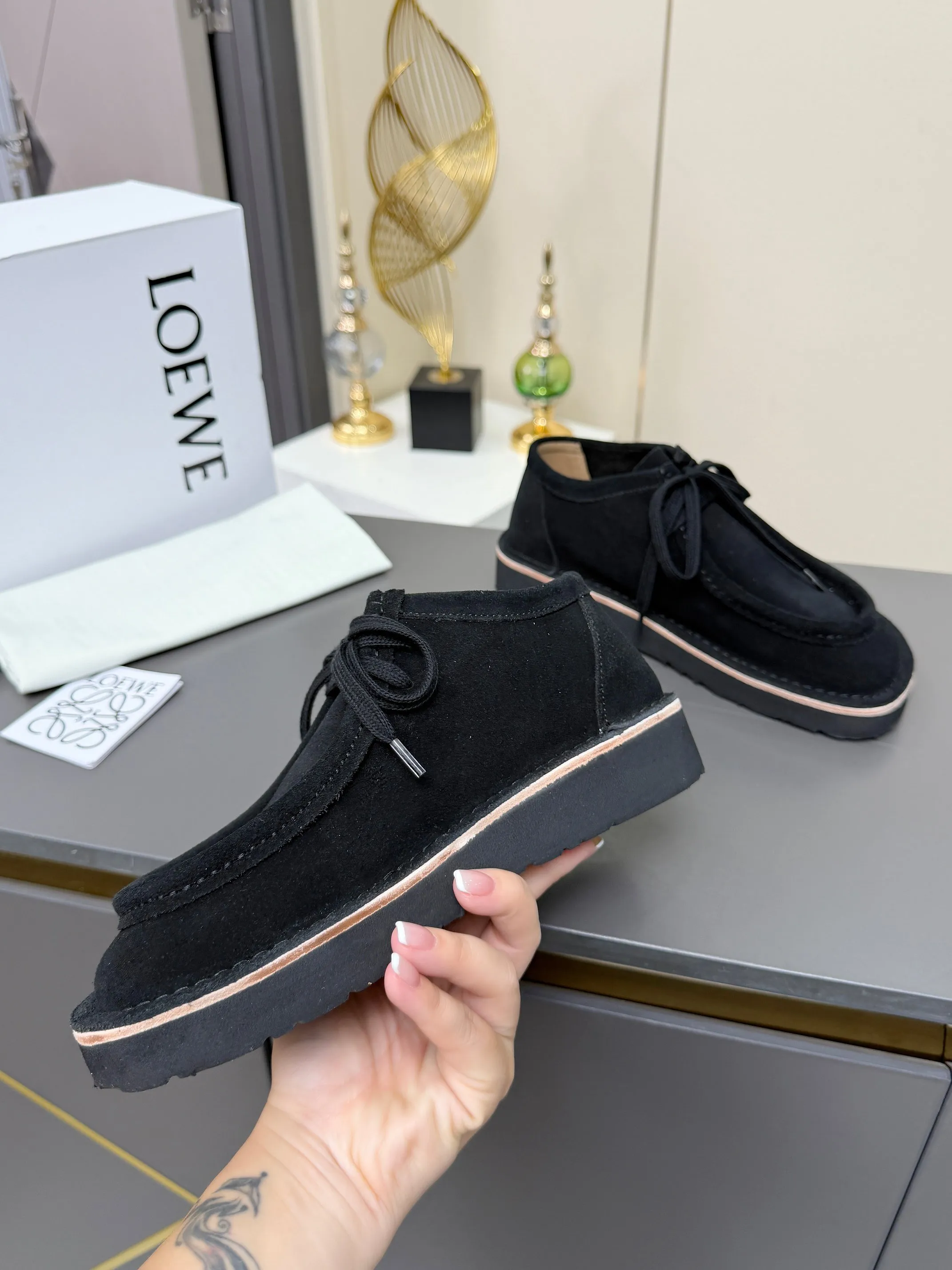 👟👟Ex-factory price 560👟👟 LOEWE·Loewe's latest kangaroo shoes, split cow leather, suede cow leather, thick-soled lace-up casual shoes, lace-up retro British style, from design to texture, allowing you to easily have a high-end luxury wearing experience. The upper is made of imported high-mercerized smooth cow suede. The delicate texture has a natural velvet-like sheen. Every inch exudes low-key sophistication. It is matched with the light-feeling EVA foam outsole. The 3-centimeter heel height is just right. It not only quietly elongates the body shape, but also brings the comfort of walking on the ground! The original version was purchased and developed, and the details are well handled. It is worth owning. It has a unique fashionable and trend-leading style. It is highly recommended to stock up. The shoe style is great, the leather is soft and comfortable, very comfortable on the feet and easy to match. ✦Fabric: imported high mercerized cowhide ✦Lining: no lining ✦Outsole: original EVA foam outsole ✦Number of sizes: women's size: 35#-40# (TT)